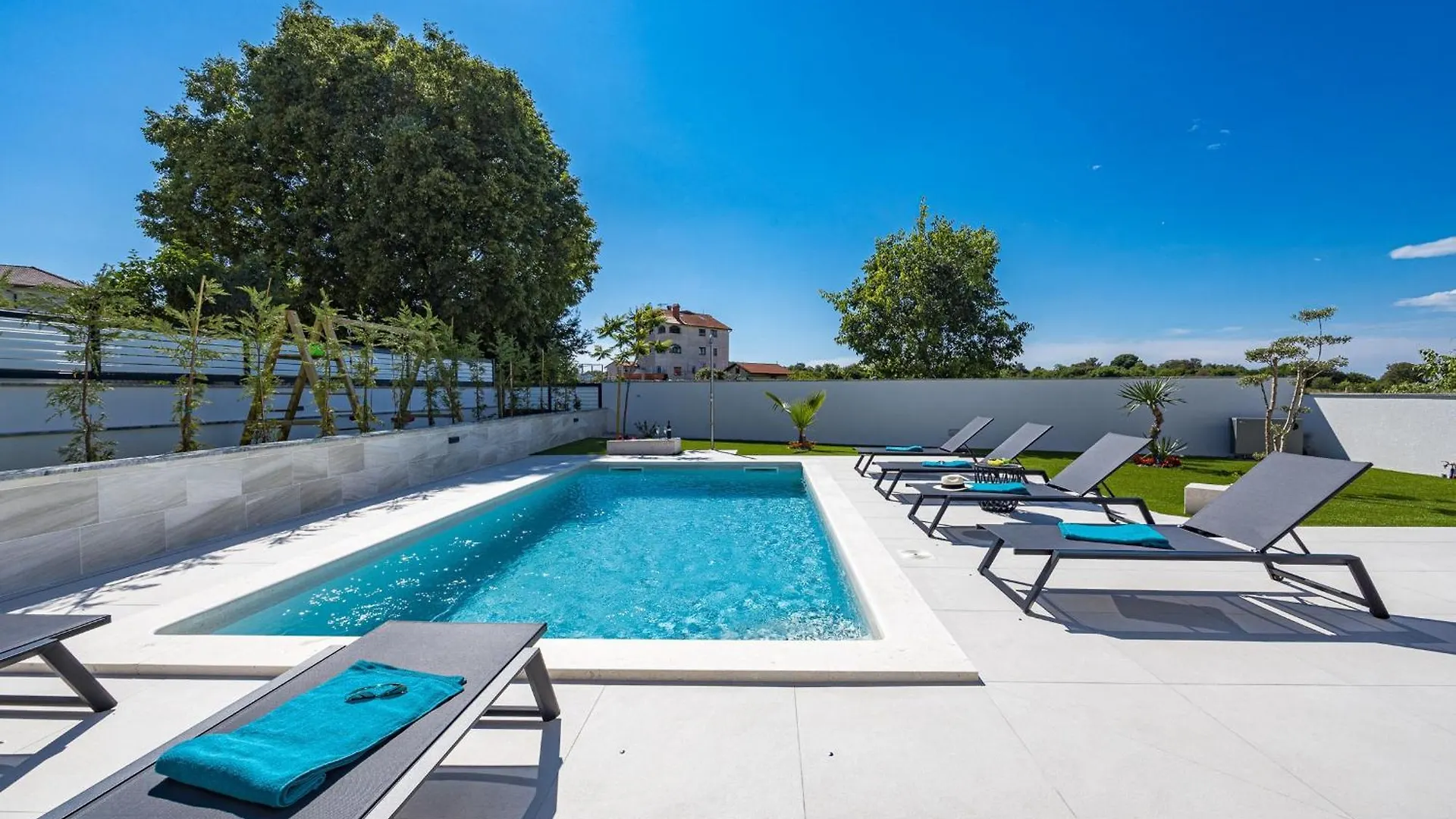 Polaris & Antares Villas 0*, Pula